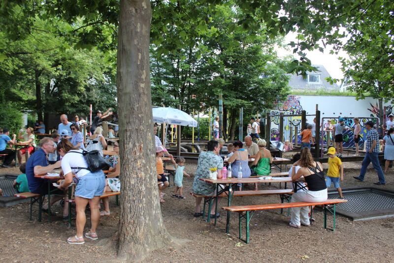 Schüler auf dem Schulhof